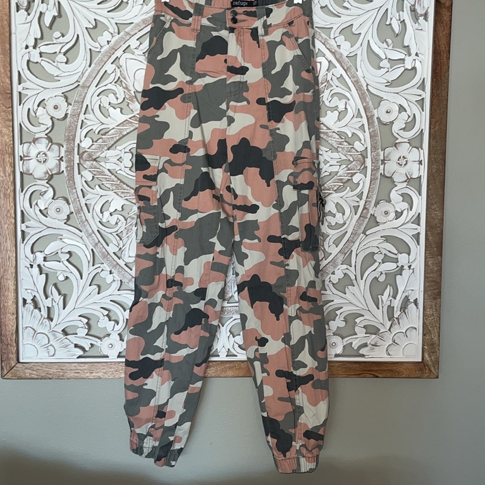 Refuge Relaxed Cargo Jogger in Pink and Green Camo Pants sz XS EUC